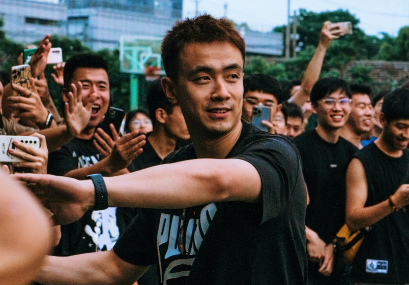 现场｜多队仍在寻找替补拼图，自由市场后续补强放缓关注度走高，球迷讨论提前升温