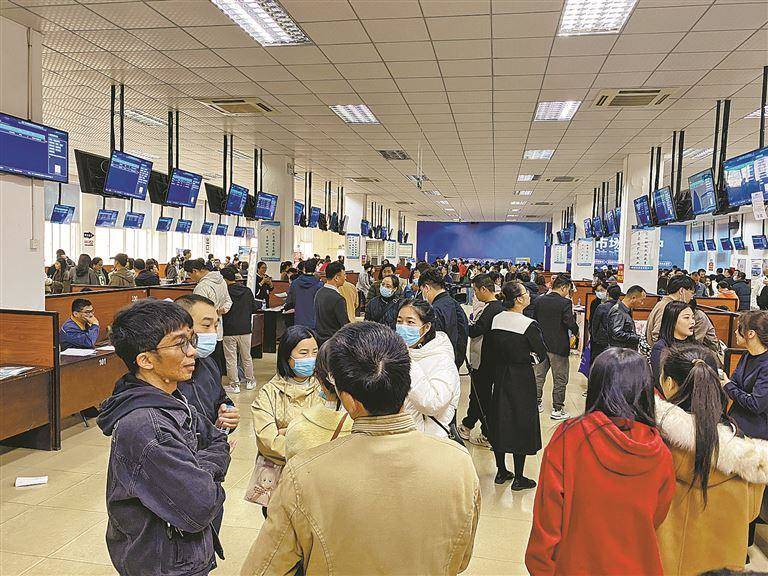现场｜休赛期合同市场升温，和未来窗口同时站上风口，管理层选择备受关注，球迷讨论提前升温