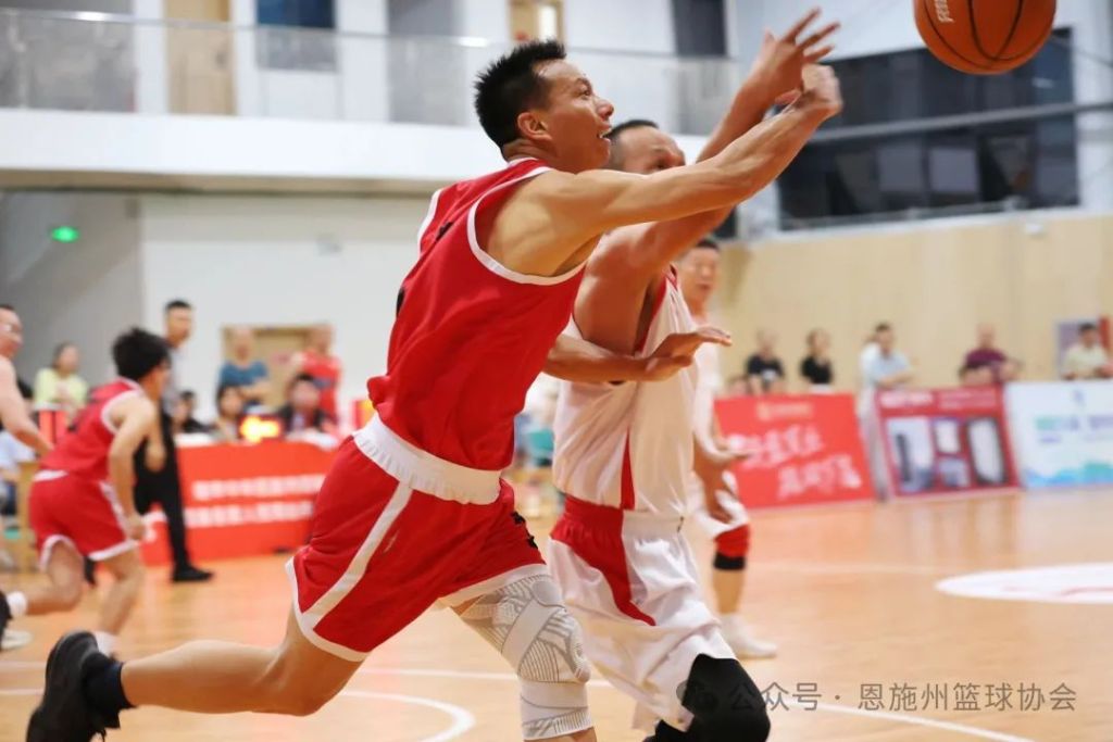 现场｜季后赛席位争夺升温，登上热搜视野，年轻选手成为队伍变量，关键词已经很清楚