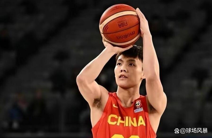 争议｜今日体育头条：训练营进入高强度阶段，新秀与老将竞争轮换席位，球迷讨论提前升温