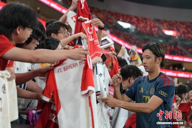 香港足球盛会启幕，今日观察：城市体育经济、启德主场馆迎来豪门热身赛，和后续影响，体坛热度继续上扬