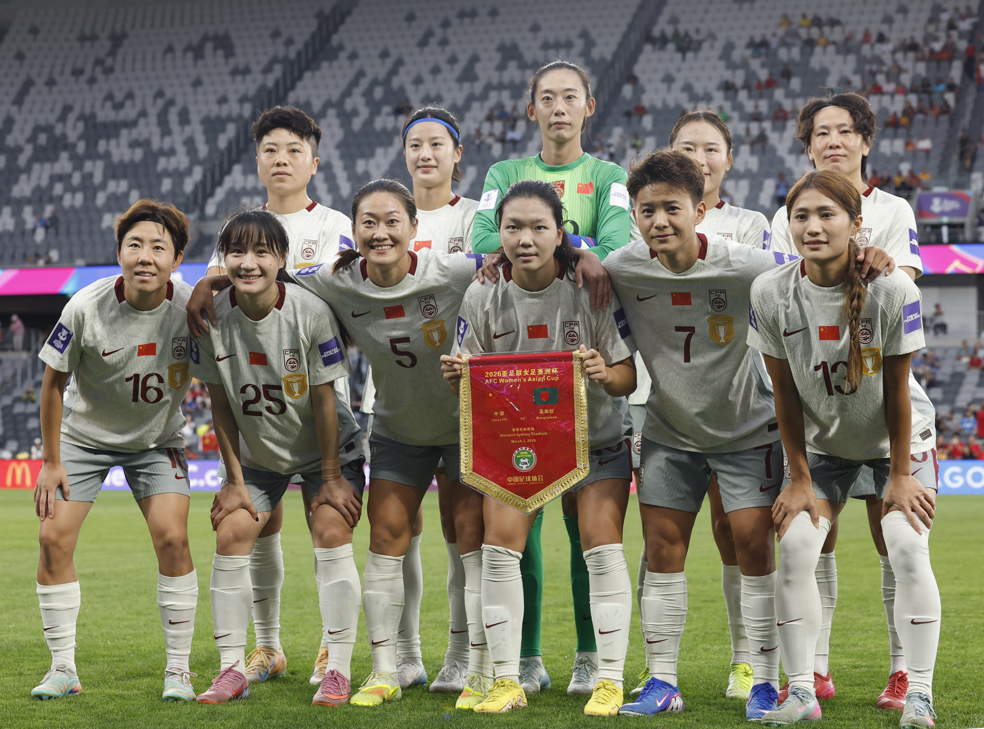 赛程｜足球早间盘点：女足亚洲杯备战话题升温、边路配置与国家队阵容竞争加剧，赛前气氛已经拉满