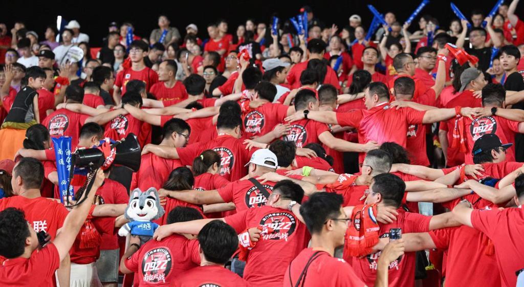 快讯｜洛杉矶火花主场话题延续，不缺故事线，年轻阵容寻找稳定性同步升温，球迷讨论提前升温