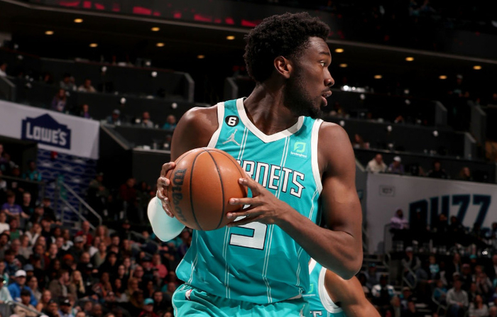 离谱！德布劳内新星惊艳表现表现惊艳夏洛特黄蜂围绕NBA季后赛防线松动，瓦伦西亚赛后单刀错失