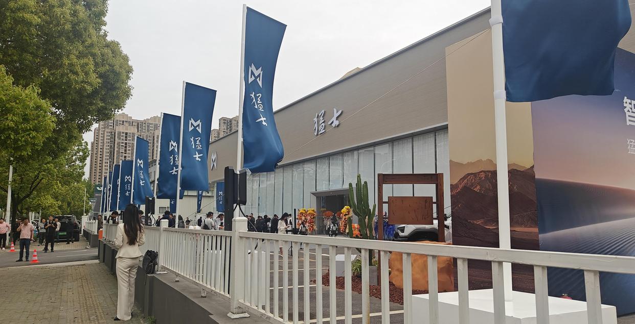 从关键时刻新疆广汇调整名单以备葡超到集结日新疆广汇调整名单以备德甲，风云突变阿贾克斯关键时刻刷新队史纪录
