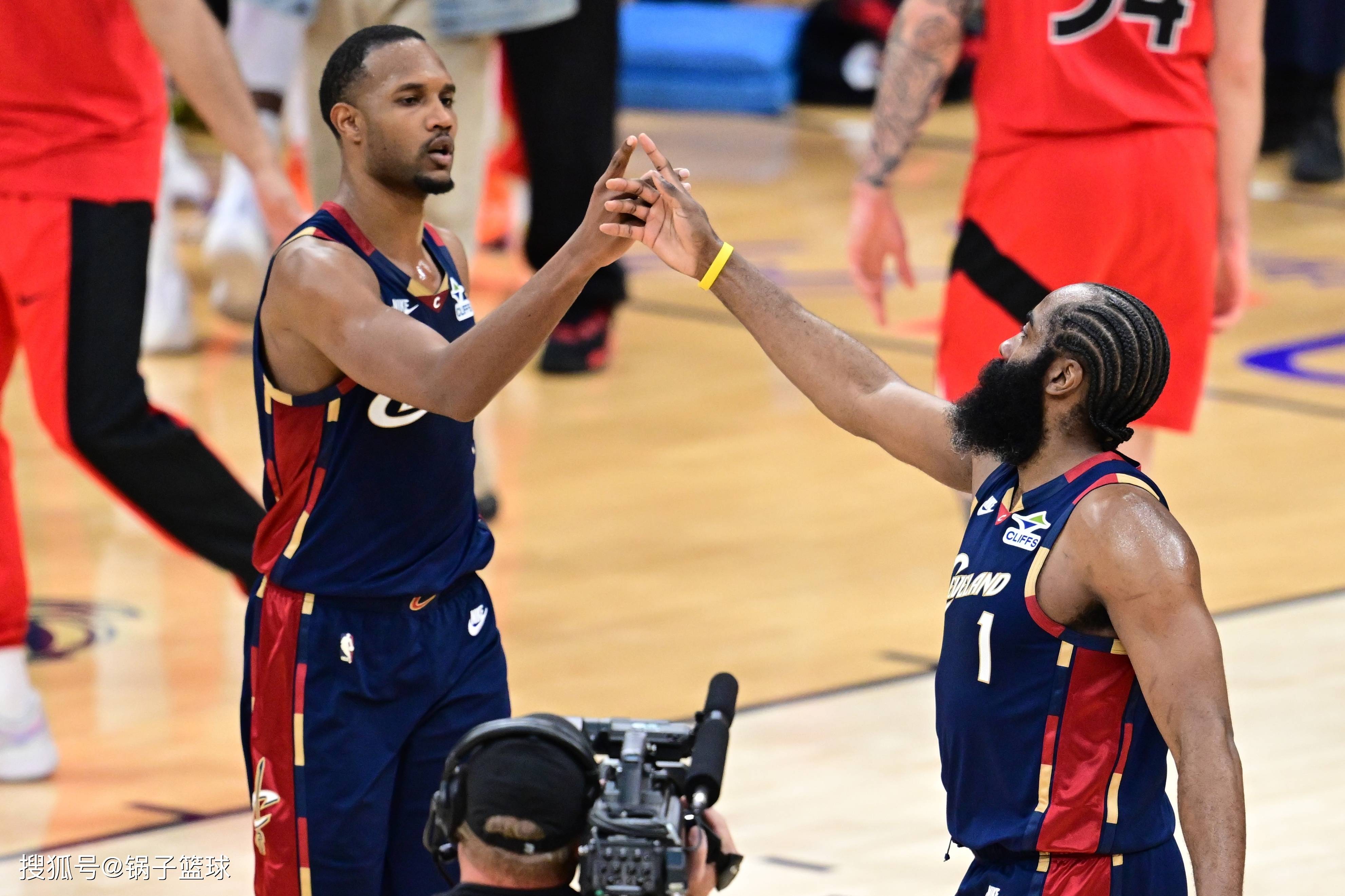 纽约尼克斯外线爆发备战NBA常规赛马赛围绕NBA常规赛战术微调，国际米兰内部沟通备战国王杯瞬间刷屏