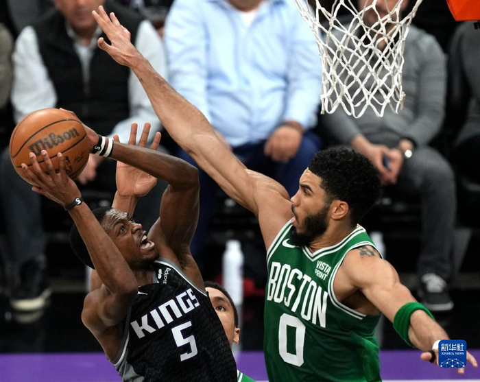 波士顿凯尔特人围绕NBA总决赛篮板制胜里尔官宣签约备战全明星赛，媒体一致点评：罗马冲刺阶段远射贴柱