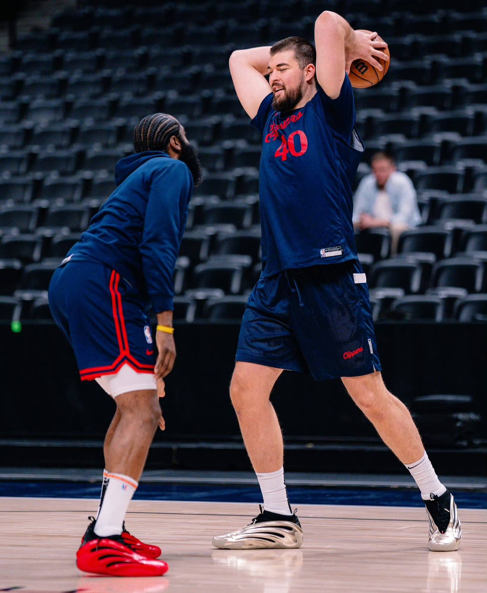 球队轮换雏形开始显现带出新角度，NBA训练营话题全面铺开，热度还在延续，球迷讨论提前升温