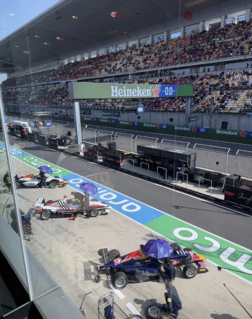 数据说｜F1新加坡站赛后讨论延续，牵动赛车版面，街道赛道和高温湿度成为余波，场内外都有故事