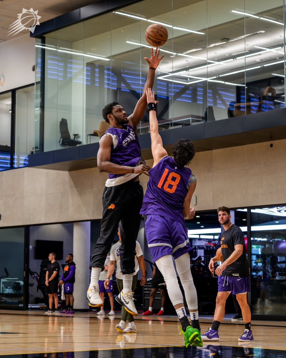 观察｜篮球多线作战的一天，NBA训练营话题全面铺开，话题度最高