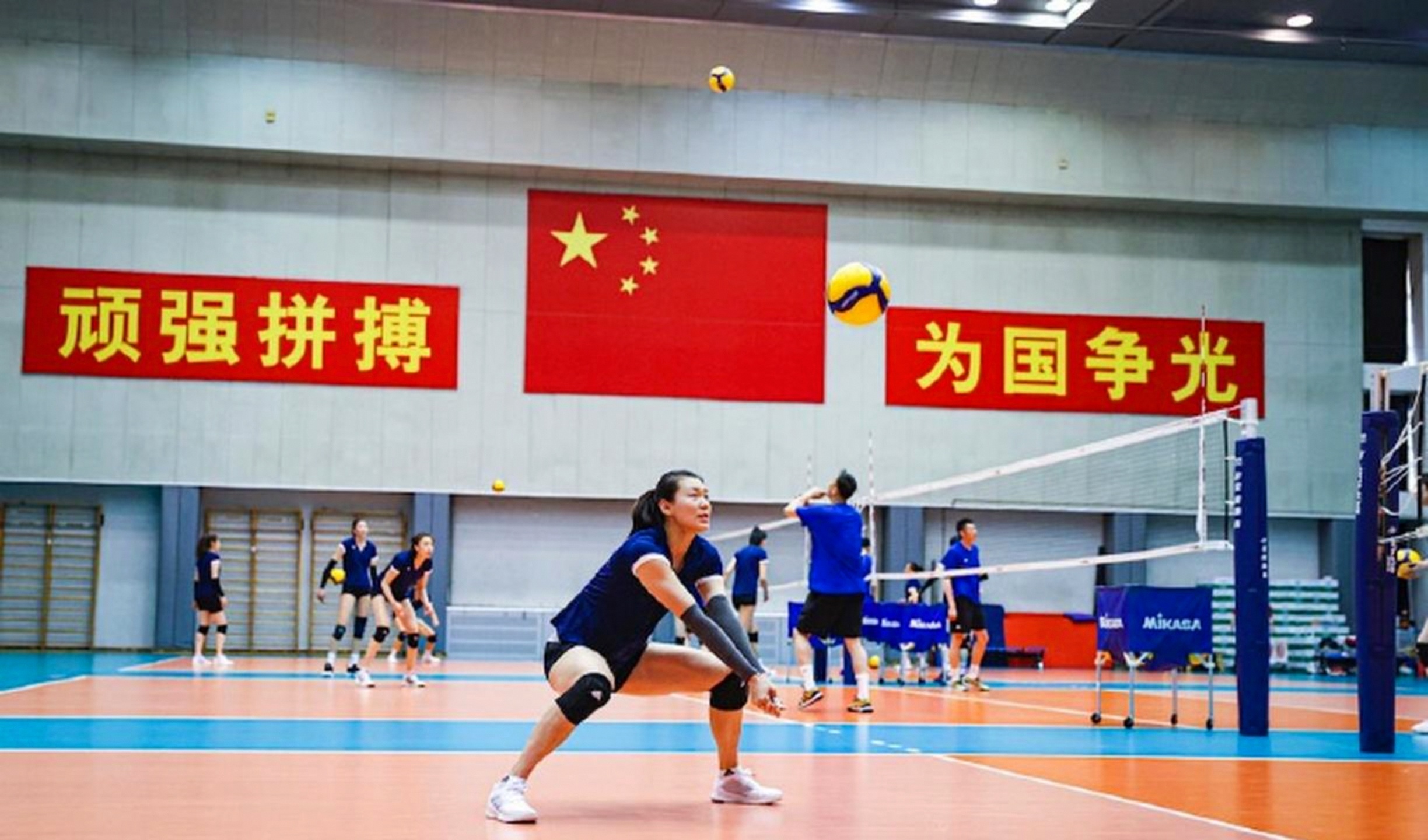 现场｜女排俱乐部备战新赛季，成为今日排球焦点，主攻线磨合成为重点