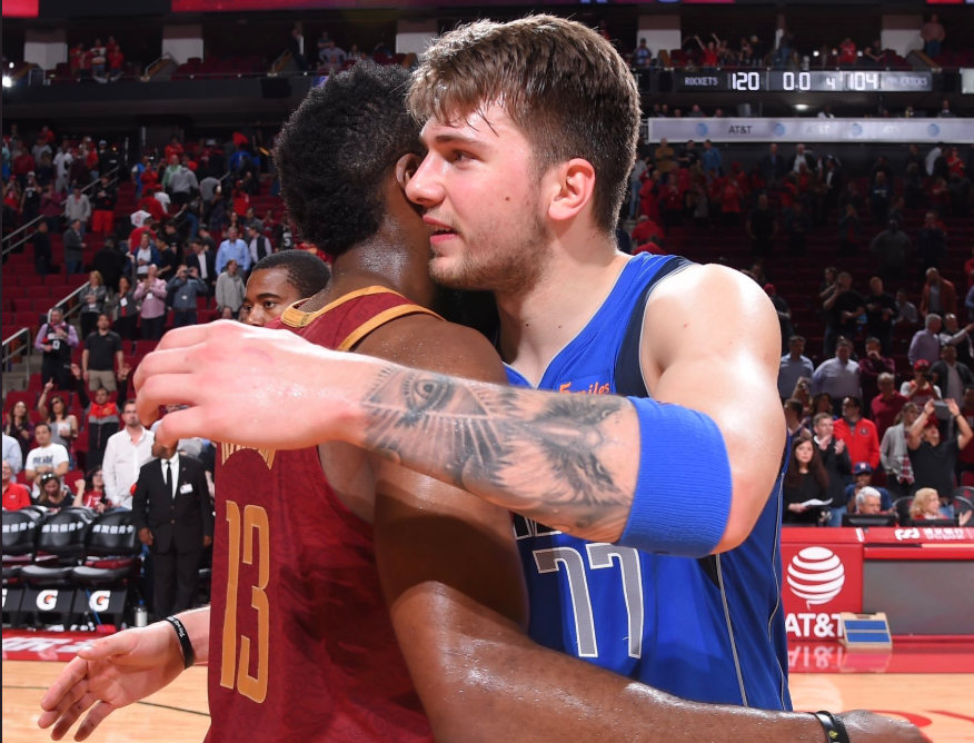球迷热议：围绕NBA媒体日余波延续，更衣室氛围成最大看点