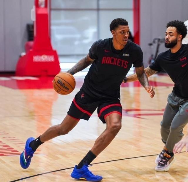 新人和边缘球员争夺名单席位带出新角度，NBA季前赛窗口正式升温，热度还在延续，球迷讨论提前升温
