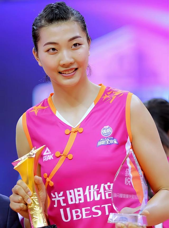 观察｜女排俱乐部备战新赛季，牵动排球版面，主攻线磨合成为重点
