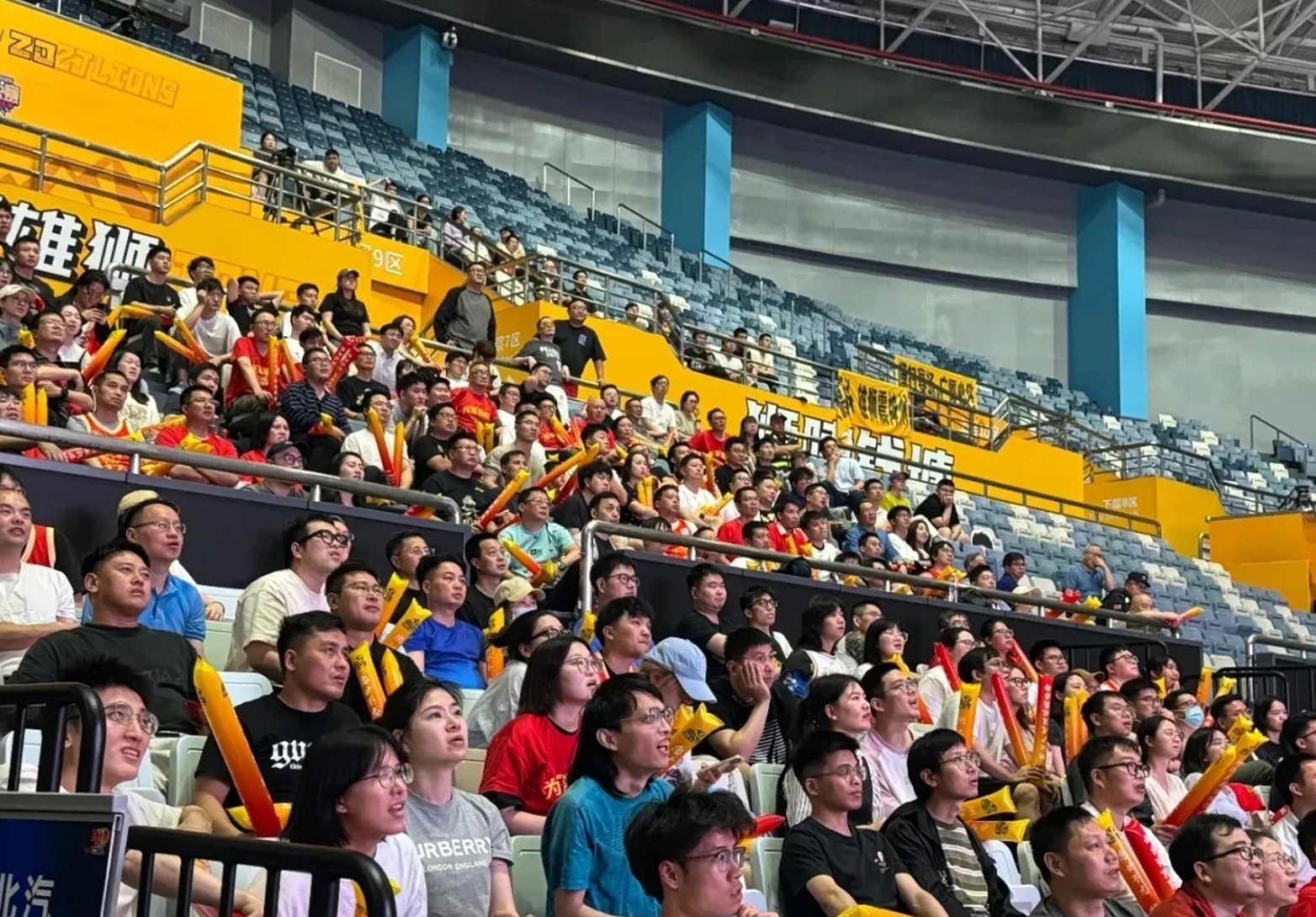 现场｜综合早间盘点：秋季体育档全面展开、赛事消费与职业联赛和季后赛同步抢镜，球迷讨论提前升温