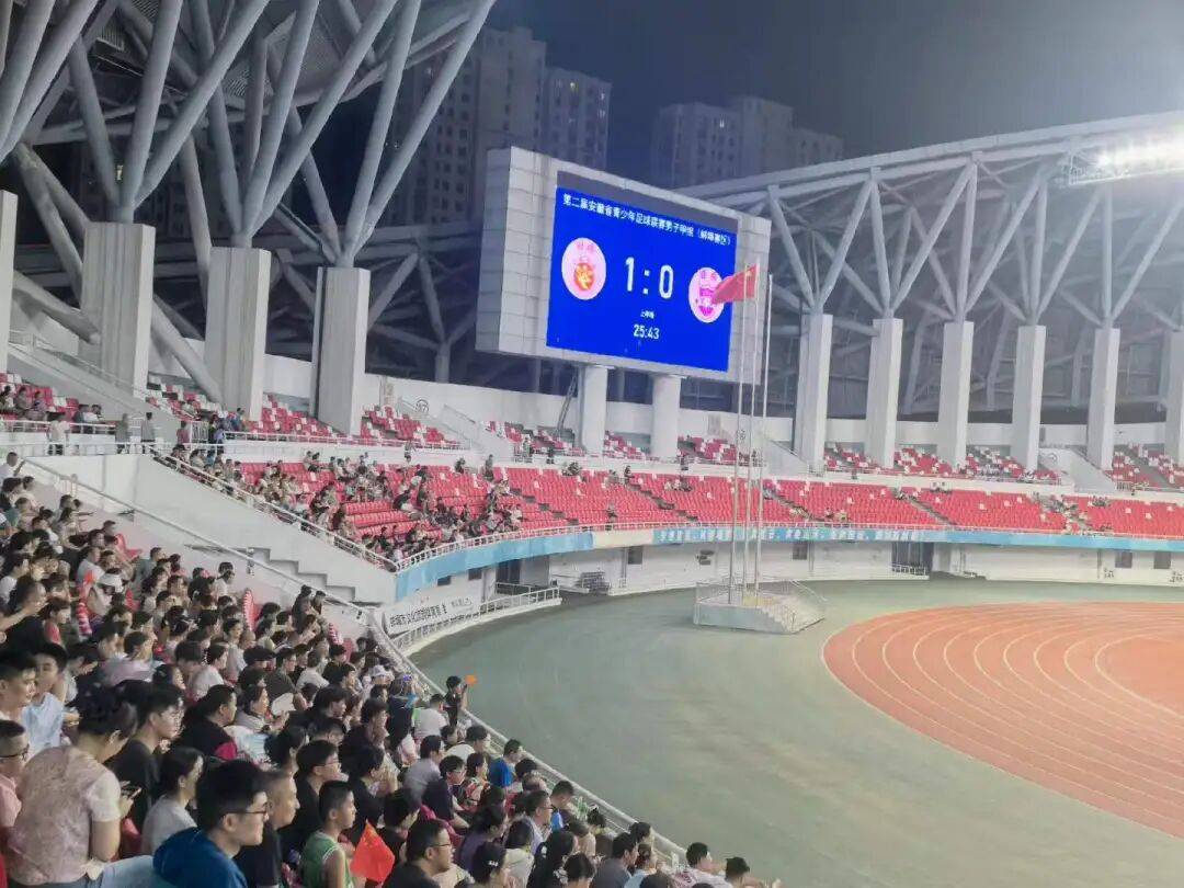 现场｜综合早间盘点：秋季体育档全面展开、赛事消费与职业联赛和季后赛同步抢镜，球迷讨论提前升温