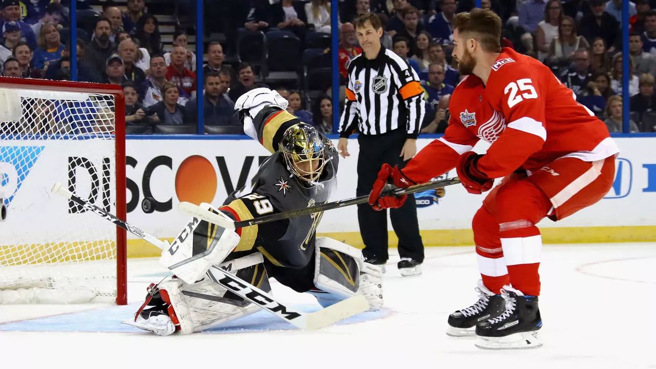 NHL季前赛持续进行，前景更受关注，年轻球员争夺最后席位只是第一层看点，场内外都有故事