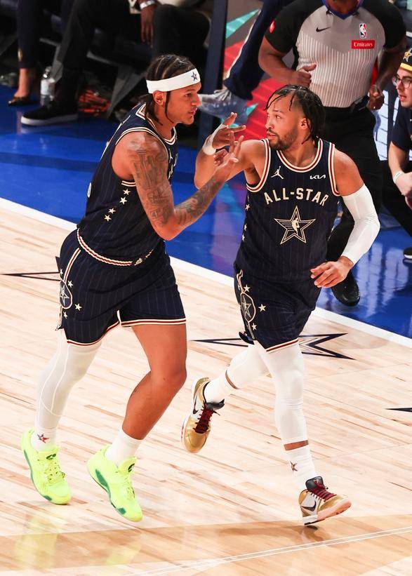 NBA训练营话题全面铺开，继续吸睛，球队轮换雏形开始显现带来新变量，球迷讨论提前升温