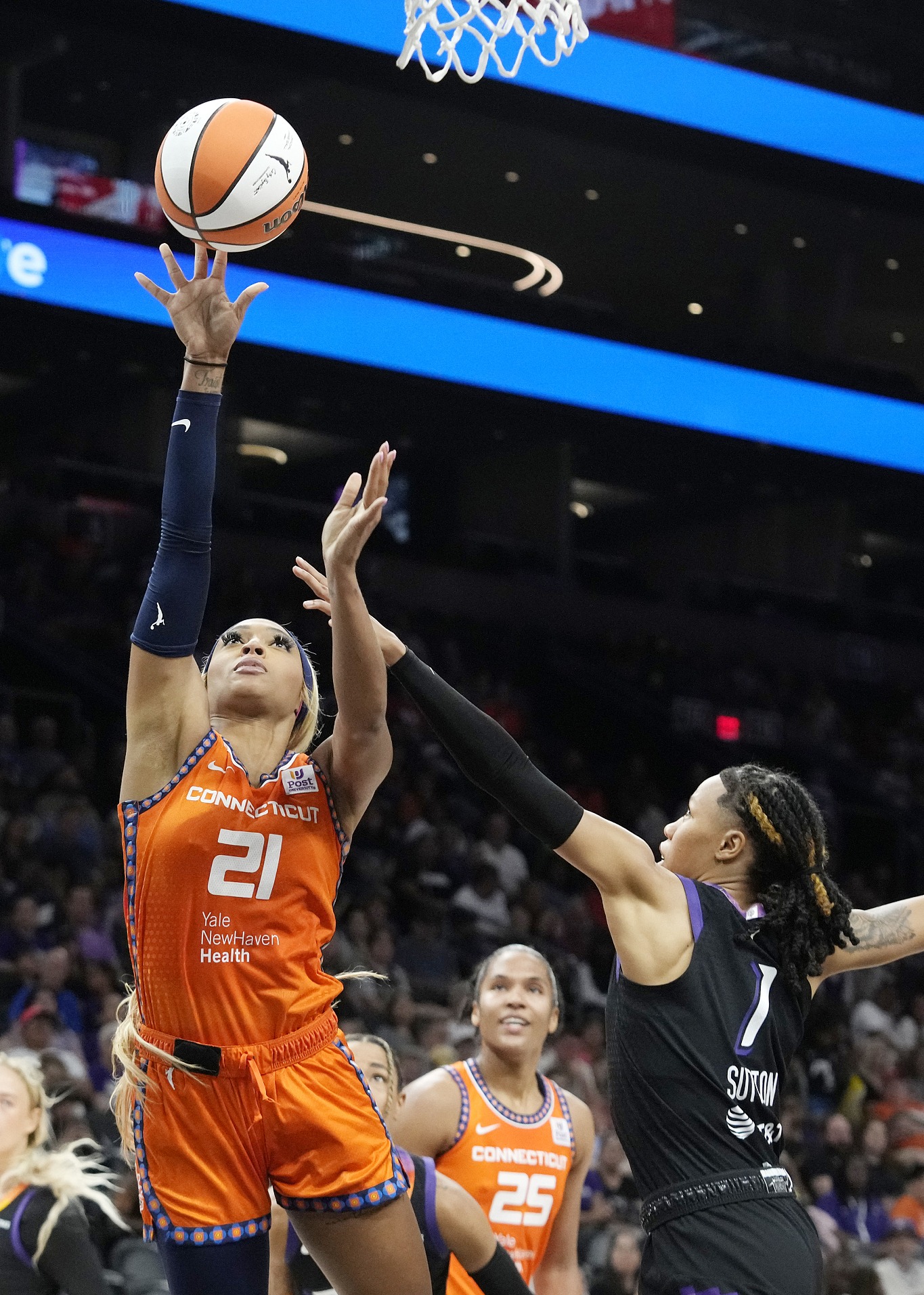 WNBA半决赛窗口继续推进，热度走高，赛场之外的话题同样抢眼，后续发展值得关注