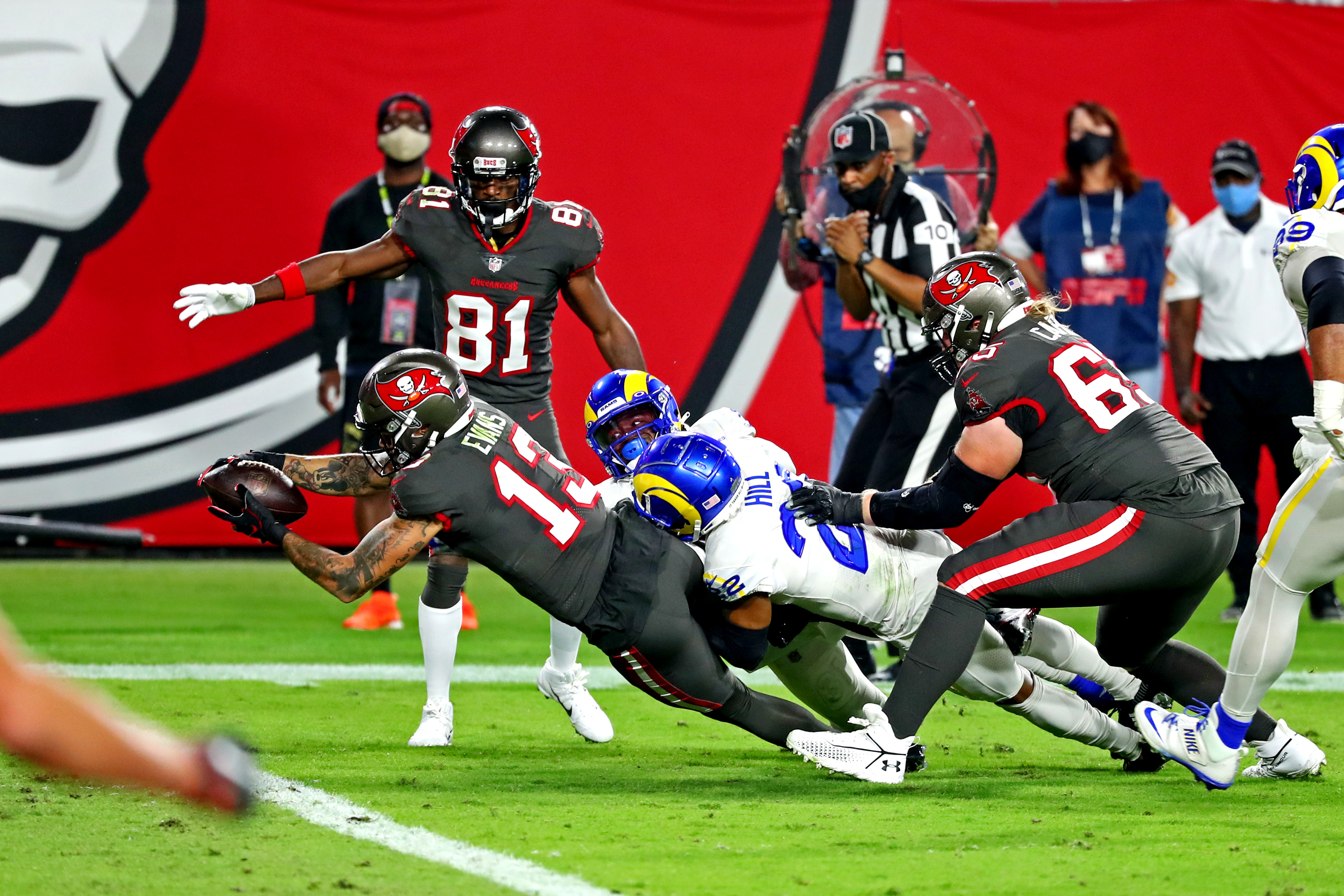 现场｜NFL第五周压轴战开打，牵动NFL版面，两支一胜两负球队争取反弹，体坛热度继续上扬