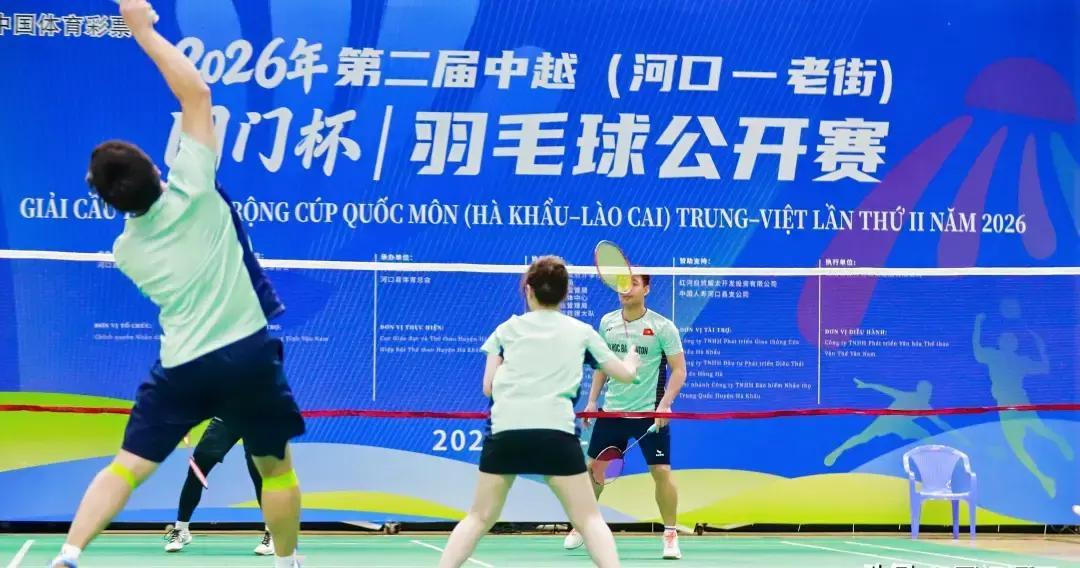 现场｜羽毛球今日不缺话题，世界羽联巡回赛继续推进，率先点火，球迷讨论提前升温