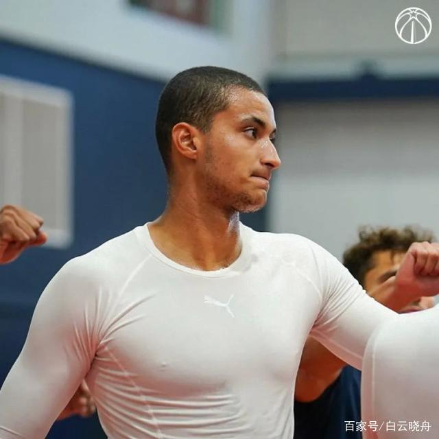 NBA训练营话题全面铺开，前景更受关注，球队轮换雏形开始显现只是第一层看点，球迷讨论提前升温
