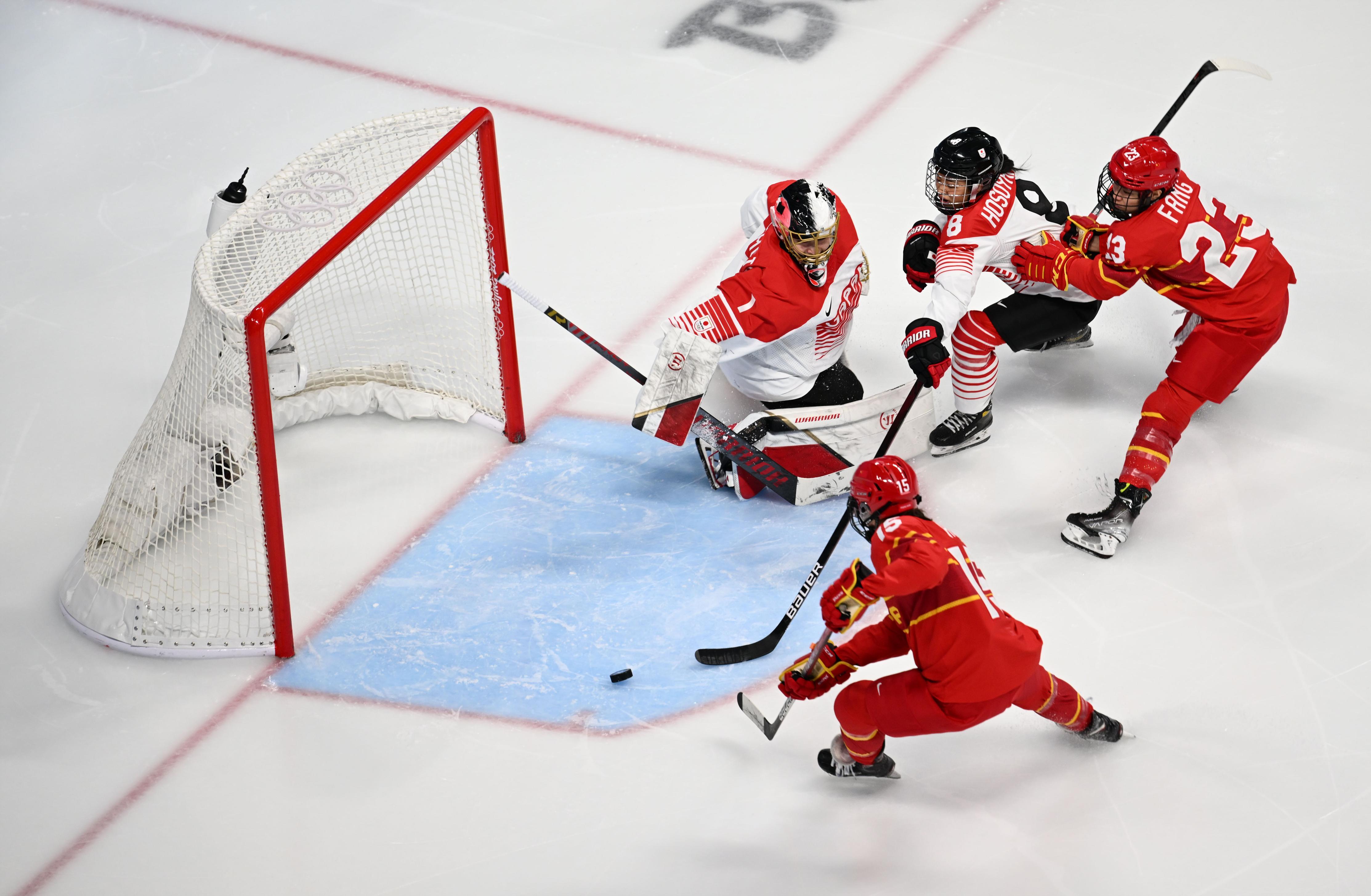 冰球今日不缺话题，NHL常规赛临近揭幕，率先点火，场内外都有故事