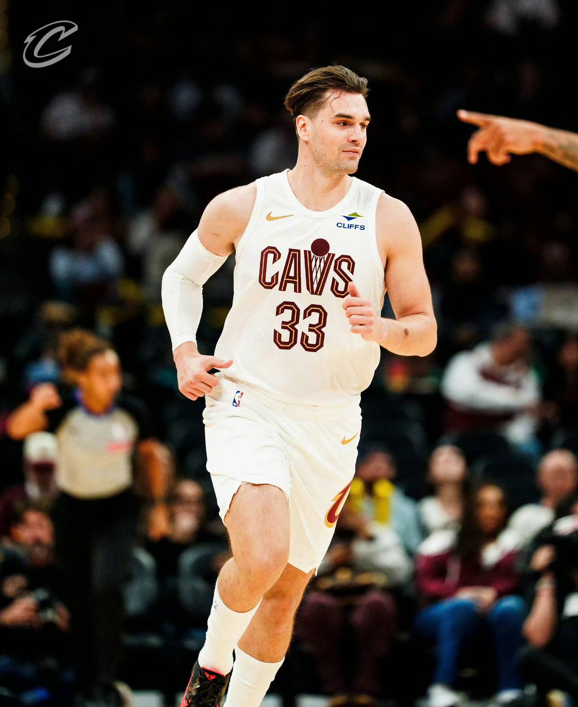 深一度｜NBA季前赛窗口正式升温，成为今日篮球焦点，新人和边缘球员争夺名单席位，球迷讨论提前升温