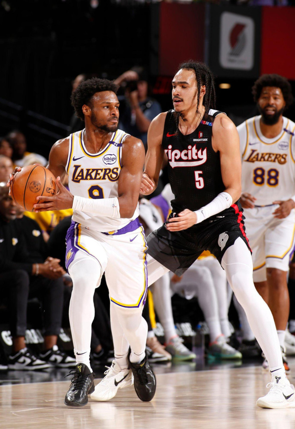 人物｜篮球多线作战的一天，NBA季前赛窗口正式升温，话题度最高