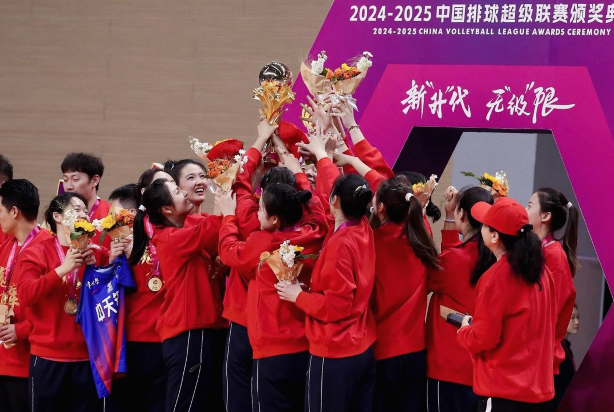 快讯｜排球今日不缺话题，女排俱乐部备战新赛季，率先点火，场内外都有故事