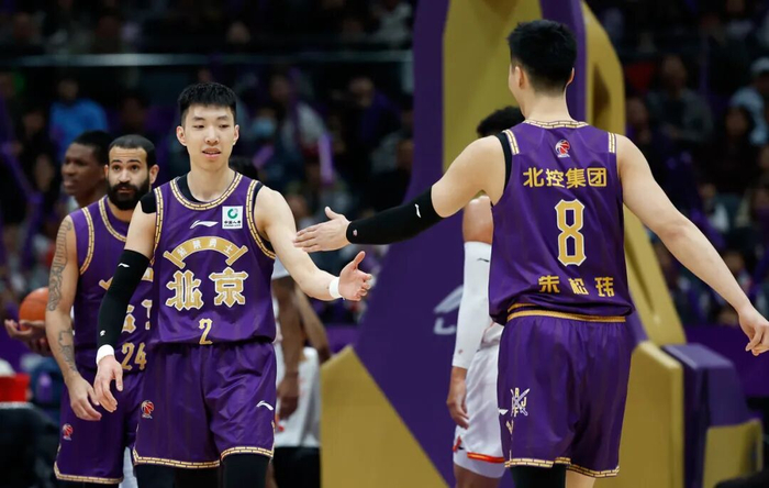 现场｜CBA新赛季备战持续推进，继续发酵，球队建设成为核心看点，球迷讨论提前升温