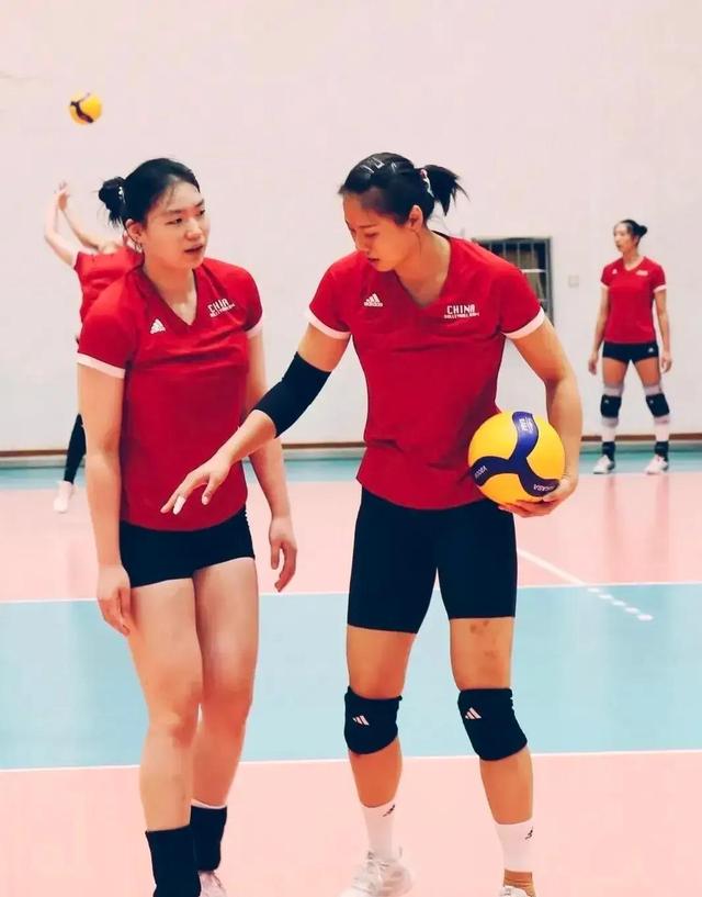 现场｜主攻线磨合成为重点之后，女排俱乐部备战新赛季的关注点发生变化，赛前气氛已经拉满