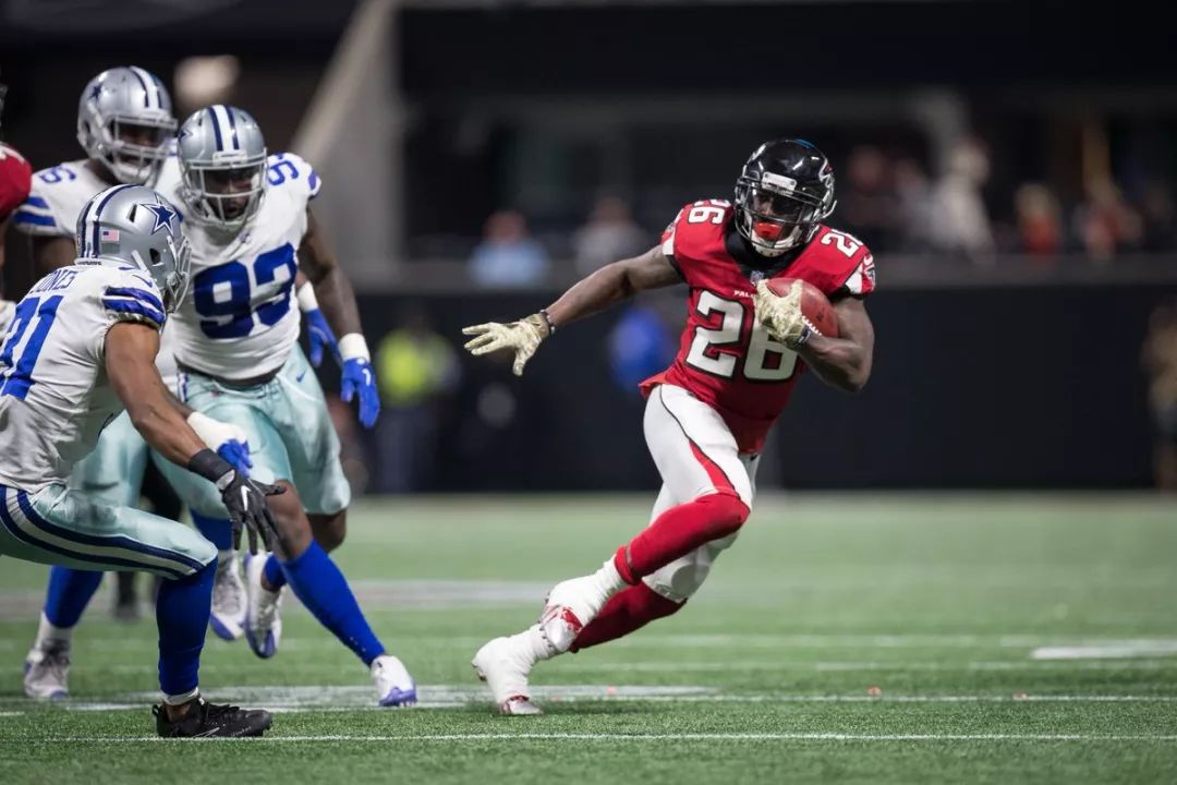 观察｜NFL观察：猎鹰客场挑战圣徒为何被反复讨论，场内外都有故事