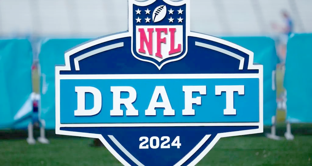 盘点｜NFL焦点转向排名竞争，大学橄榄球排名讨论延续，持续吸睛，球迷讨论提前升温
