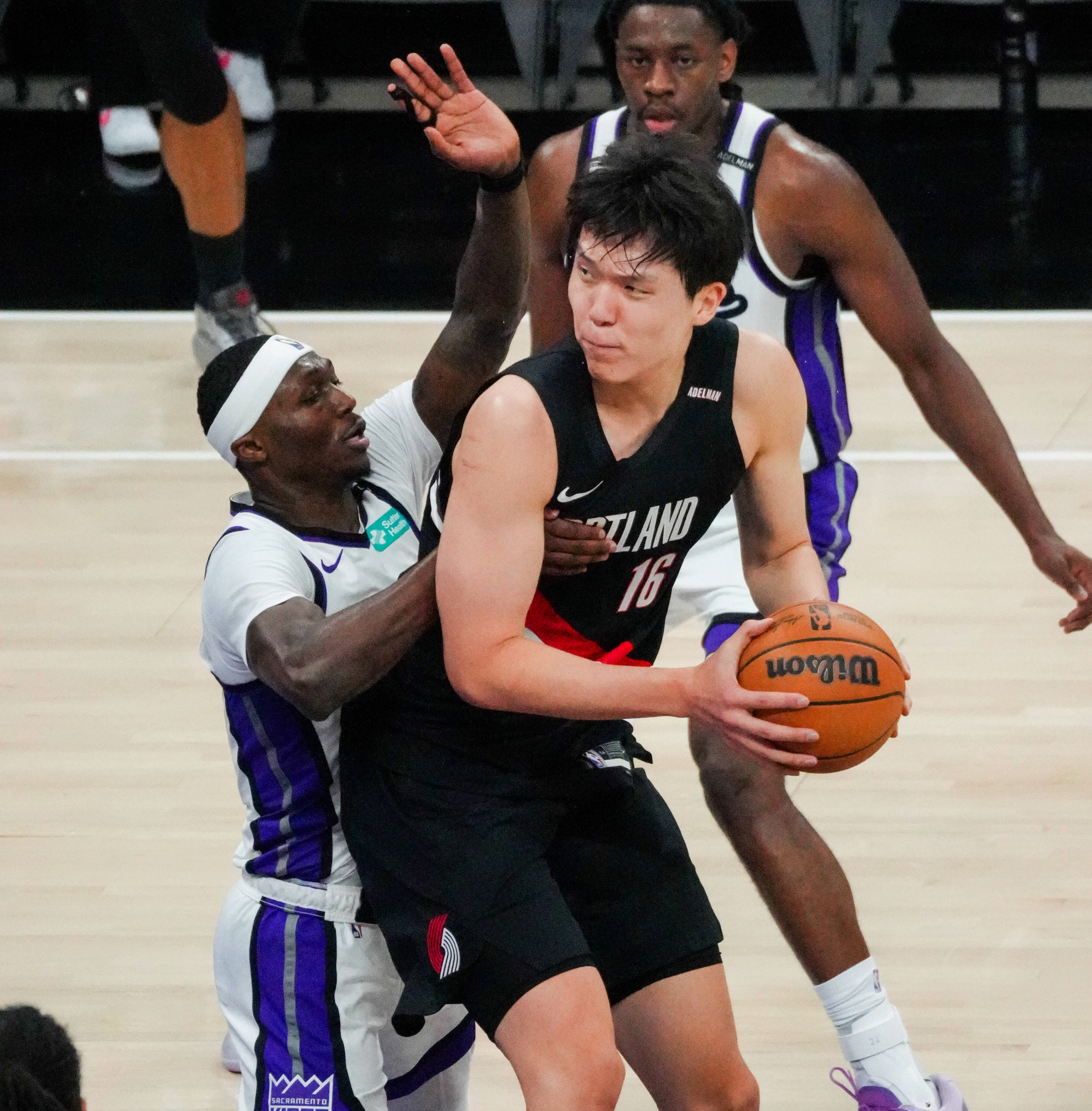 深一度｜NBA季前赛窗口正式升温，再添新话题，新人和边缘球员争夺名单席位，体坛热度继续上扬