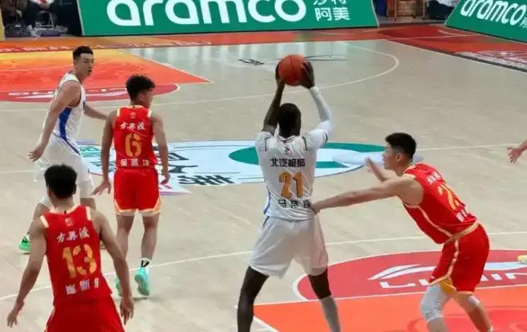 球迷热议：围绕NBA媒体日余波延续，更衣室氛围成最大看点，场内外都有故事