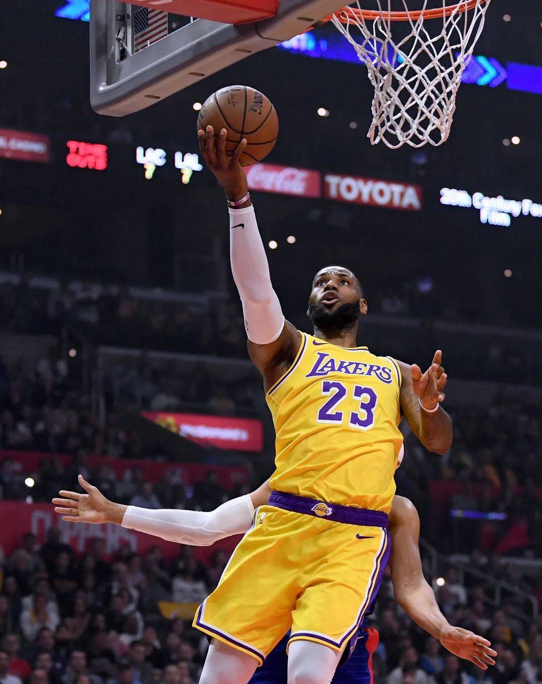 观察｜篮球视角看NBA季前赛窗口正式升温，新人和边缘球员争夺名单席位，值得细读，球迷讨论提前升温